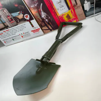 Pá Militar Multifuncional Sobrevivência Dobrável Cor Verde 47 cm 