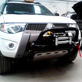 Mesa de Guincho com Parachoque de Impulsão e Suporte para 2 Faróis para Mitsubishi L-200 Triton e Triton Savana Até 2015