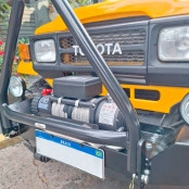 Para Choque Dianteiro Toyota Bandeirante com Base de Guincho e Suporte de Towbar (NÃO ACOMPANHA TOWBAR)