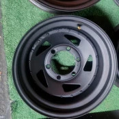 Jogo com 4 Rodas Mangels 15x8 6 Furos de 139.7 Modelo Direcional Off Set Negativo