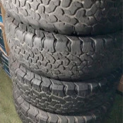 Jogo com 4 Pneus 235/70 R16 BF GOODRICHI 60% de Vida Útil 