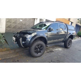 Capota de fibra para Mitsubishi Tríton, semi nova, cor preta fosca com insulfilme preto 