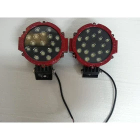 Par de Farol de 17 led / 51w com a armação vermelho ,peça usada em veiculo de exposição em perfeito