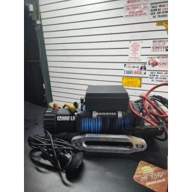 Guincho Eletrico 12.000lbs Semi Novo   Com cabo de Kevlar Acompanha guia, cabo, controle com fio 