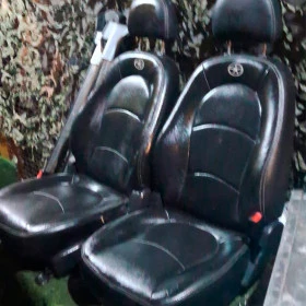 Par de Bancos de Couro Usados para Adaptação em Jeep, Rural e F75 Reclináveis